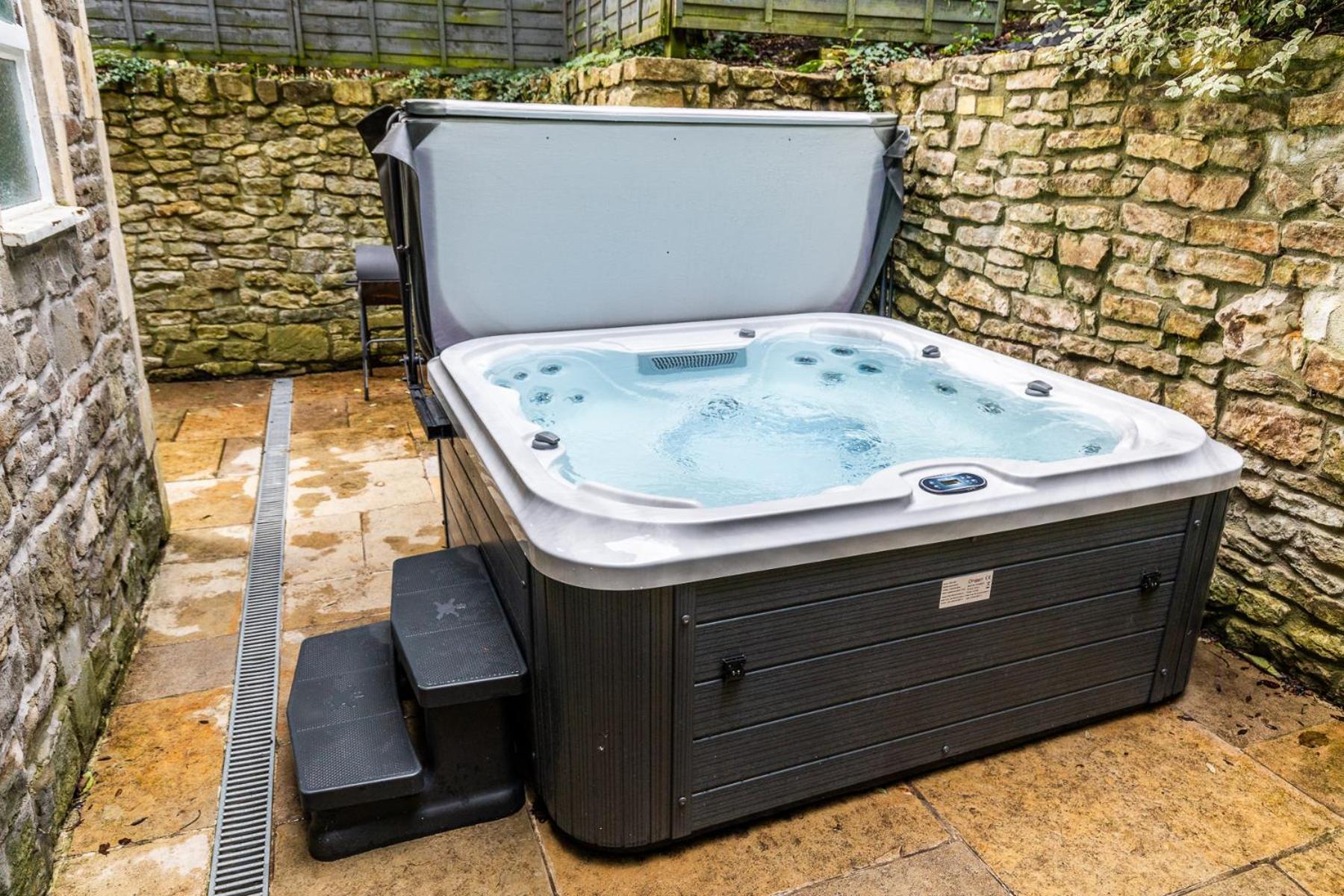 Locksbrook Lodge - Hot Tub - Spacious Outdoor Space Bath Bagian luar foto